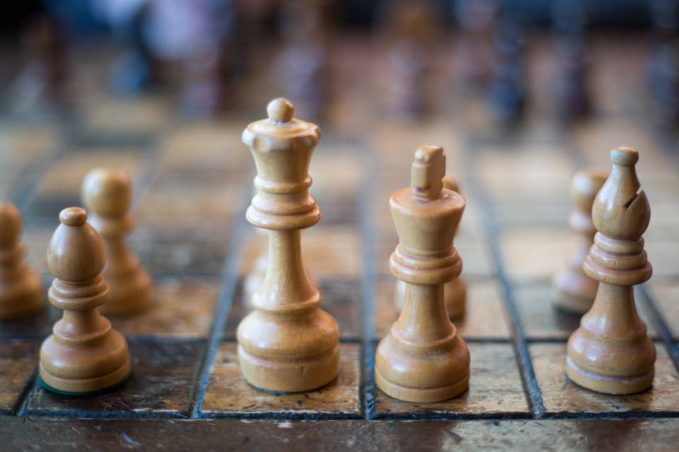 Papan catur dengan bidak tersusun rapi