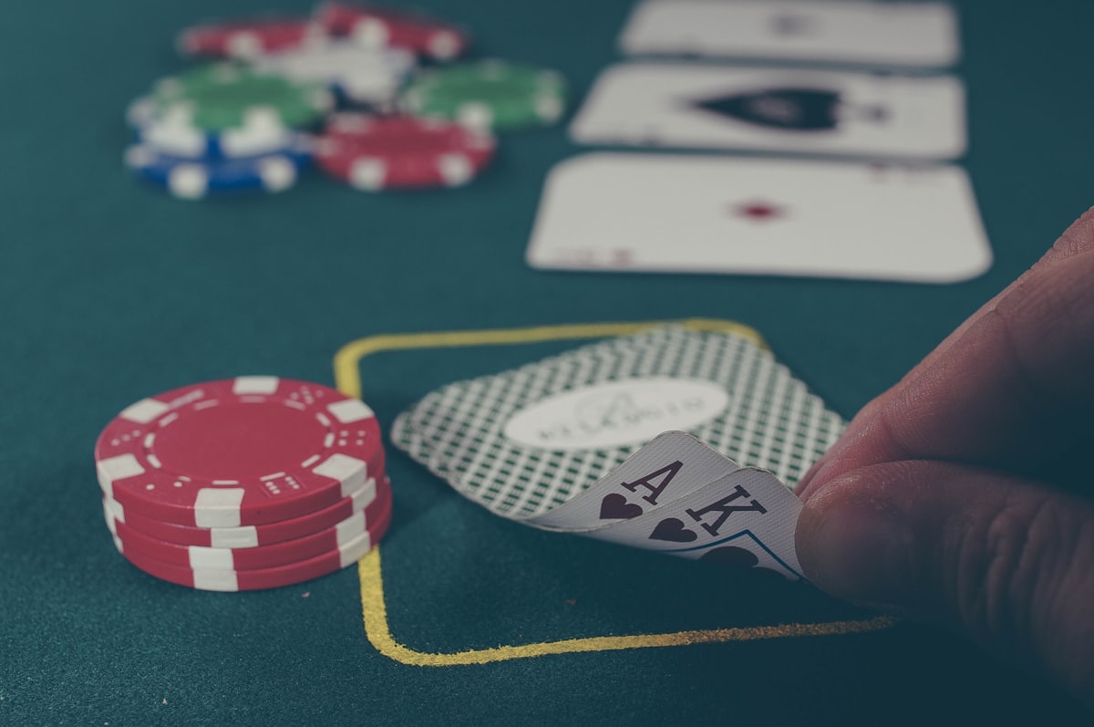 Set keping poker profesional tersusun di atas meja
