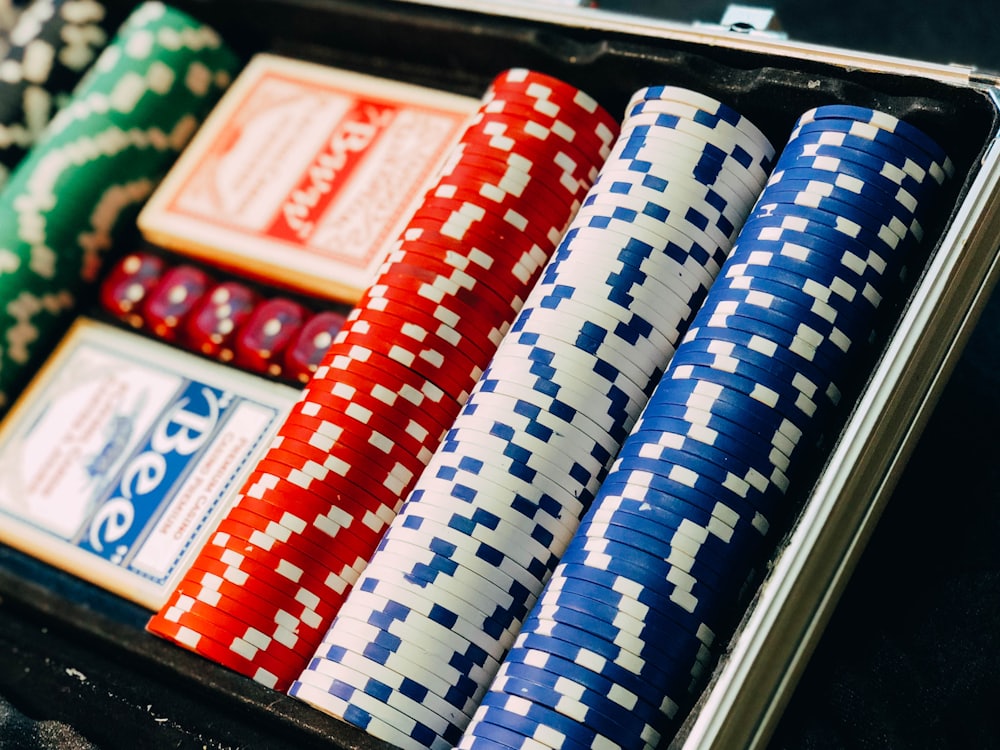 Set keping poker profesional tersusun di atas meja