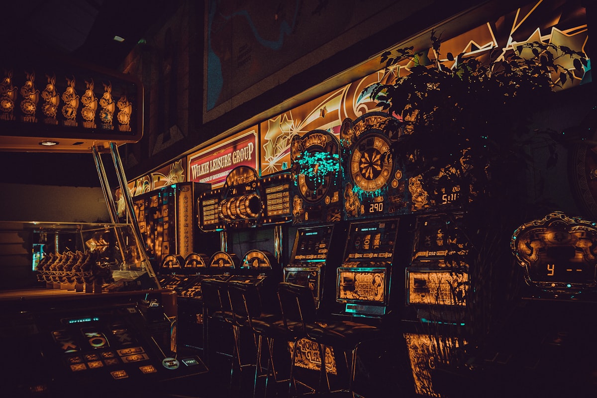 Barisan mesin arcade klasik yang menyala warna-warni