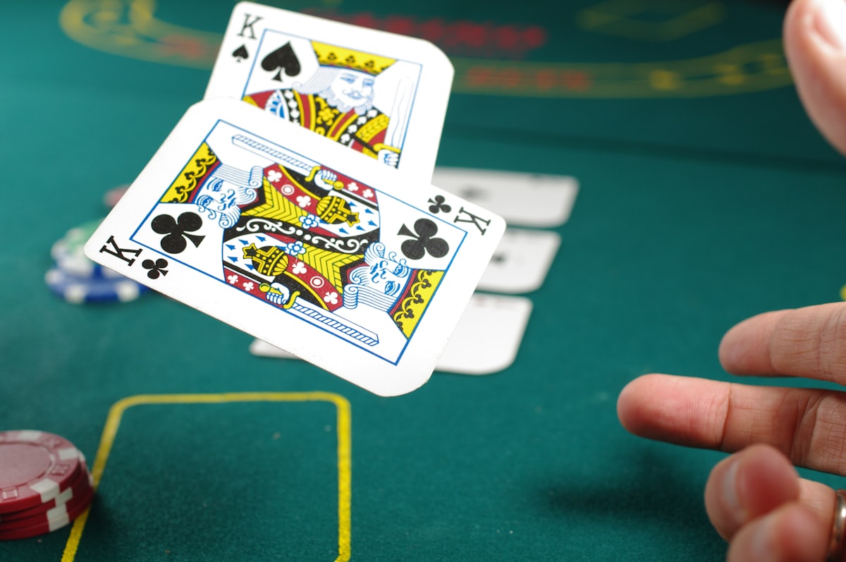 Meja permainan kartu dengan keping dan kartu terbuka